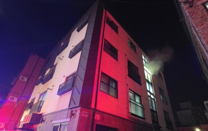 [대전=뉴시스] 17일 오전 1시14분께 대전 동구 홍도동 4층 다가구 주택 3층에서 불이 나 연기가 나고 있다. (사진=대전소방본부 제공) 2026.10.17. photo@newsis.com *재판매 및 DB 금지