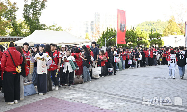 [전남광주=뉴시스] 양시원 기자 = 2026 신한 쏠 KBO 포스트시즌 준플레이오프 1차전 KIA타이거즈 대 LG트윈스의 경기가 열리는 17일 오전 전남광주 북구 광주-기아챔피언스필드에서 야구 팬들이 경기장 입장을 기다리고 있다. 2026.10.17. goodwrite97@newsis.com