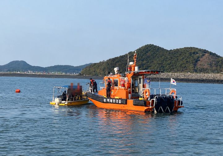 [안산=뉴시스] 안산 누에섬 인근 해상 구조 현장. (사진=평택해경 제공) 2026.10.17. photo@newsis.com *재판매 및 DB 금지
