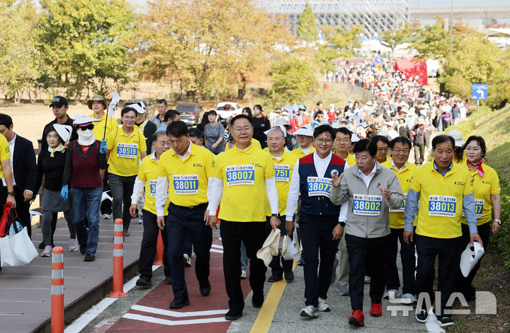 [칠곡=뉴시스] 박홍식 기자 = 김재욱(왼쪽 두번째) 경북 칠곡군수가 호국로를 걷고 있다. 2026.10.17 phs6431@newsis.com