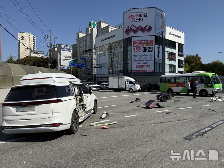 [전남광주=뉴시스] 17일 오전 11시23분께 전남광주 광산구 쌍암동 임방울대로 우편집중국 앞 교차로에서 시내버스와 승합차, 오토바이가 충돌하는 사고가 발생했다. (사진=전남광주통합특별시소방본부 제공) photo@newsis.com *재판매 및 DB 금지