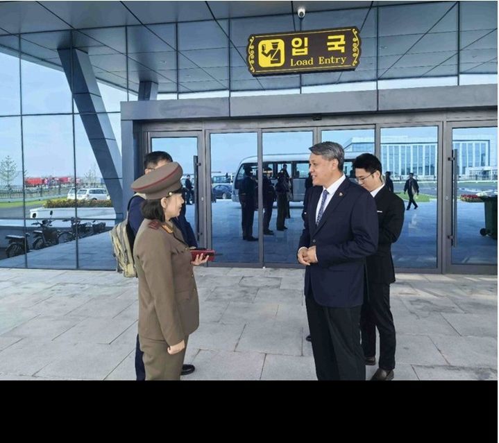 [서울=뉴시스] 왕야쥔 주북 중국대사가 신압록강대교 개통 다음날일 17일 대교를 방문해 관계자들과 대화하고 있다.(출처:주북 중국대사관 위챗) 2026.10.17. *재판매 및 DB 금지