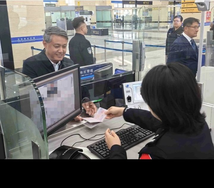 [서울=뉴시스] 왕야쥔 주북 중국대사가 신압록강대교 개통 다음날일 17일 대교를 방문해 여권을 제시한 뒤 출입국 수속을 밟고 있다.(출처:주북 중국대사관 위챗) 2026.10.17. *재판매 및 DB 금지