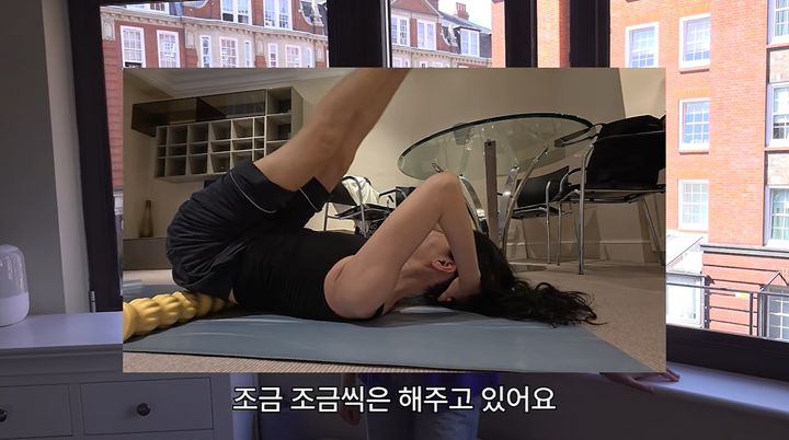[서울=뉴시스] 모델 겸 배우 장윤주가 영국 런던에서의 일상과 주 4회 러닝, 홈트레이닝 등 자기 관리 습관을 공개했다. (사진=유튜브 채널 '윤쥬르 YOONJOUR 장윤주' 캡처)