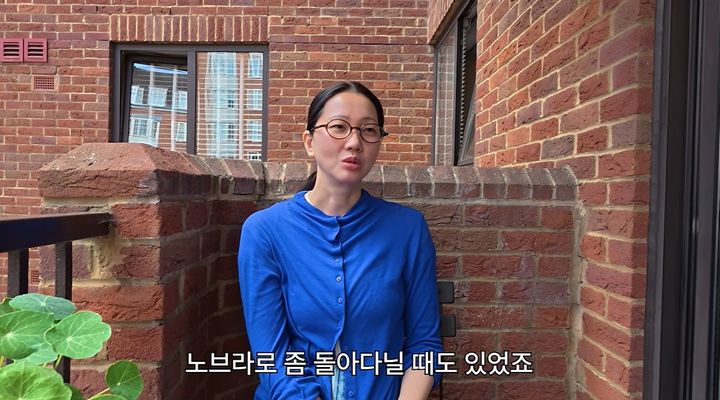 [서울=뉴시스] 모델 겸 배우 장윤주가 런던에서 과감한 스타일에도 도전하고 있다고 밝혔다. (사진=유튜브 채널 '윤쥬르 YOONJOUR 장윤주' 캡처)