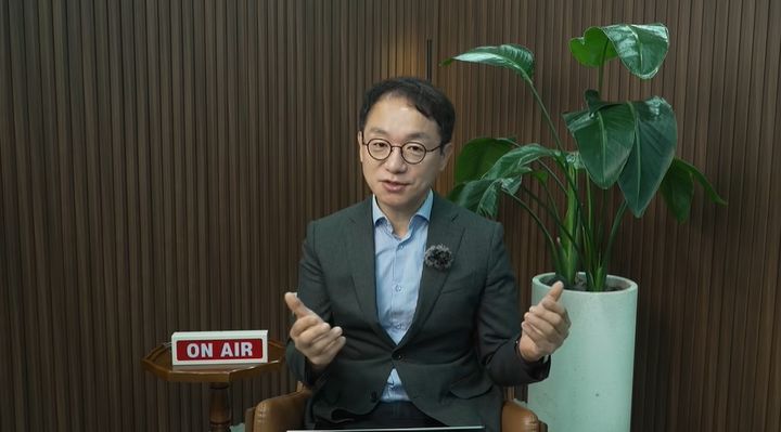 [서울=뉴시스] 유튜브 채널 '증시각도기TV'를 운영하는 곽상준이 17일 미국 증시 흐름을 분석하며 AI 데이터센터 기업들의 수요 과열 가능성과 자금 조달 부담을 지적하고 있다. (사진=유튜브 채널 '증시각도기TV' 캡처)