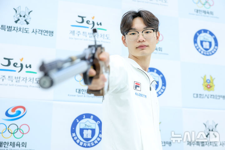 [서울=뉴시스]사격 10m 공기권총 한국 기록 세운 김강현. (사진=대한사격연맹 제공)