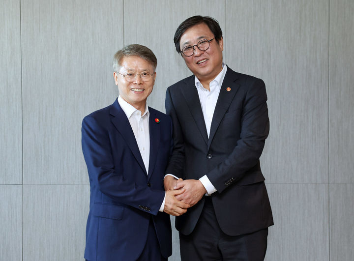 [서울=뉴시스] 최휘영 문화체육관광부 장관(오른쪽)이 17일 전남광주 여수시 소노캄 호텔에서 민형배 전남광주통합특별시장을 만나 기념촬영을 하고 있다. (사진=문화체육관광부 제공) 2026.10.17. photo@newsis.com *재판매 및 DB 금지