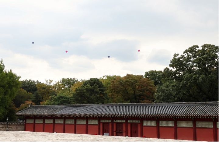 [서울=뉴시스] 지난 15일 서울 종로구 종묘 정전에서 바라본 세운4구역 방향. 건축물의 계획 높이에 맞춰 띄운 애드벌룬 4개가 보인다. 2026.10.15. (사진=서울시 제공) photo@newsis.com *재판매 및 DB 금지
