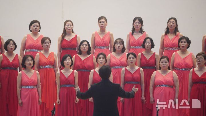 [수원=뉴시스] 17일 수원야외음악당에서 열린 제22회 수원합창제에서 고운나래합창단이 합창을 하고 있다. 2026.10.17.newswith01@newsis.com