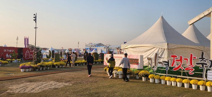 [강경=뉴시스]곽상훈 기자=15일 충남 논산 강경포구에서 열린 제30회 강경젓갈축제가 17일 폐막했다. 18일까지 예정된 축제는 강풍과 호우가 예보됨에 따라 안전을 우려해 이날 폐막됐다. 2026.10.17 kshoon0663@newsis.com *재판매 및 DB 금지