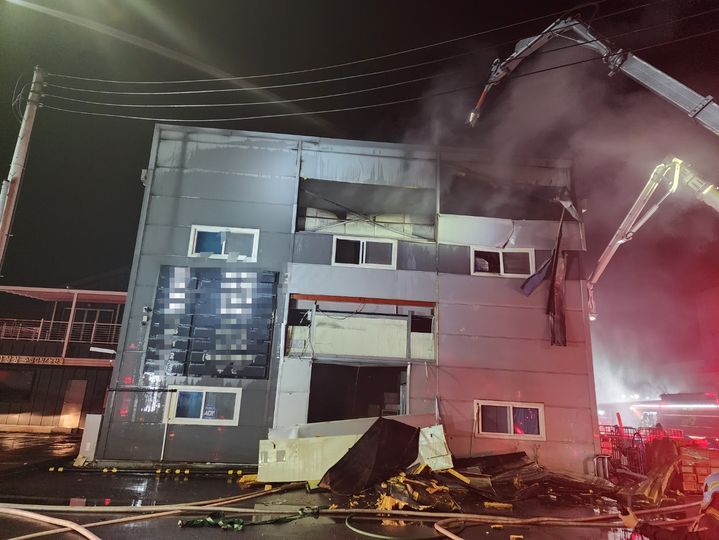 인천 제물포구 식품 가공 공장 화재 현장. (사진=인천소방본부 제공) 2026.10.17. photo@newsis.com *재판매 및 DB 금지