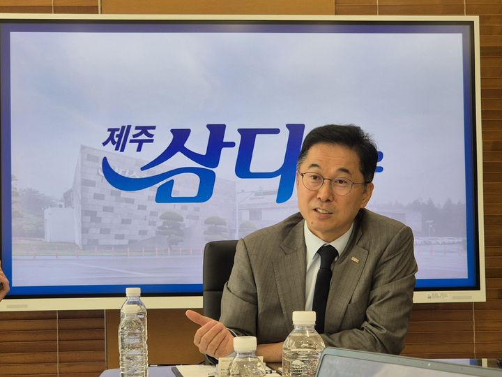 [제주=뉴시스] 이혜원 기자 = 14일 제주특별자치도개발공사 집무실에서 김도영 신임 사장이 미디어 라운드테이블을 진행하고 있다 *재판매 및 DB 금지