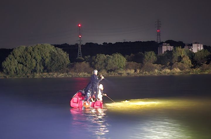 [아산=뉴시스] 17일 오후 6시20분께 충남 아산시 인주면 곡교천에서 친구들과 물놀이하던 20대가 물에 빠졌다는 신고를 받고 출동한 구급대가 현장에서 수색 작업을 벌이고 있다. (사진=아산소방서 제공) 2026.10.17. photo@newsis.com *재판매 및 DB 금지
