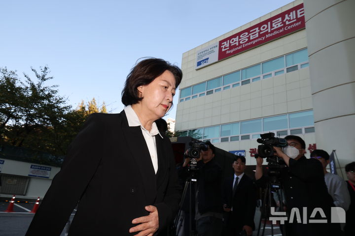 [부천=뉴시스] 황준선 기자 = 추미애 경기도지사가 17일 경기 부천시 순천향대학교 병원 장례식장에 마련된 부천 도장공장 화재 사망 소방관의 빈소에 들어서고 있다. 2026.10.17. hwang@newsis.com