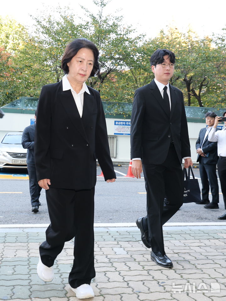 [부천=뉴시스] 황준선 기자 = 추미애 경기도지사가 17일 경기 부천시 순천향대학교 병원 장례식장에 마련된 부천 도장공장 화재 사망 소방관의 빈소에 들어서고 있다. 2026.10.17. hwang@newsis.com