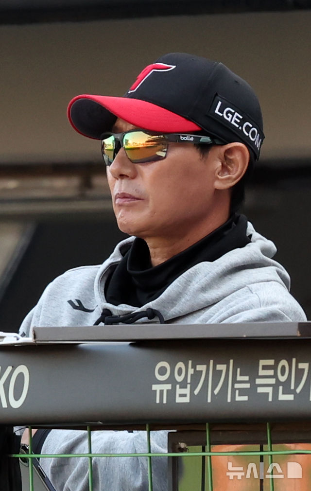 [전남광주=뉴시스] 김선웅 기자 = 17일 전남광주 북구 광주기아-챔피언스필드에서 열린 2026 KBO 포스트시즌 준플레이오프 LG 트윈스 vs KIA 타이거즈 1차전 경기, LG 염경엽 감독이 경기를 지켜보고 있다. 2026.10.17. mangusta@newsis.com