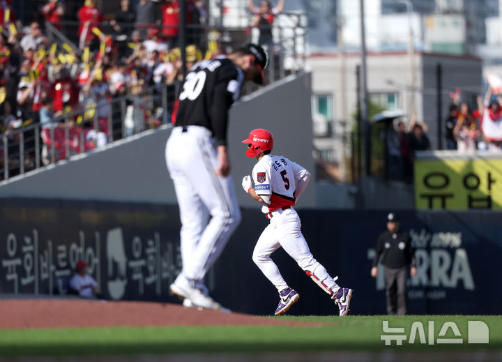 [전남광주=뉴시스] 김선웅 기자 = 17일 전남광주 북구 광주기아-챔피언스필드에서 열린 2026 KBO 포스트시즌 준플레이오프 LG 트윈스 vs KIA 타이거즈 1차전 경기, 4회말 1사 주자없는 상황 KIA 김도영이 좌익수 뒤 홈런을 때린 뒤 그라운드를 돌고 있다. 2026.10.17. mangusta@newsis.com