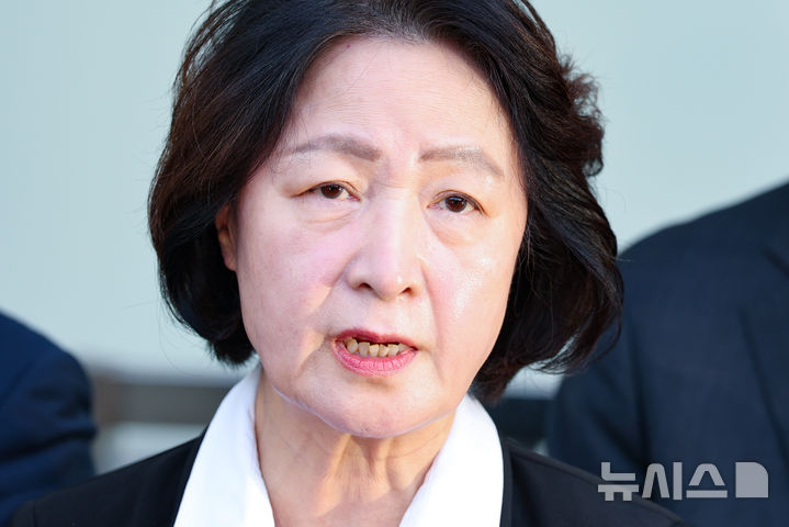 [부천=뉴시스] 황준선 기자 = 추미애 경기도지사가 17일 경기 부천시 순천향대학교 병원 장례식장에 마련된 부천 도장공장 화재 사망 소방관의 빈소 조문을 마친 뒤 취재진 질문에 답변하고 있다. 2026.10.17. hwang@newsis.com
