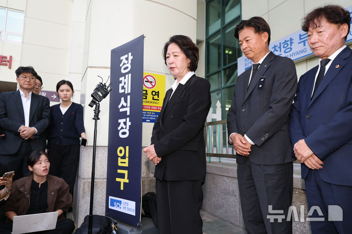 [부천=뉴시스] 황준선 기자 = 추미애 경기도지사가 17일 경기 부천시 순천향대학교 병원 장례식장에 마련된 부천 도장공장 화재 사망 소방관의 빈소 조문을 마친 뒤 취재진 질문에 답변하고 있다. 2026.10.17. hwang@newsis.com