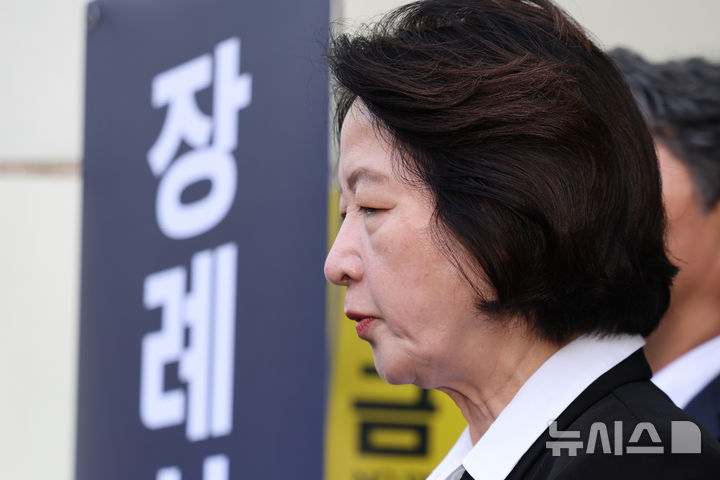 [부천=뉴시스] 황준선 기자 = 추미애 경기도지사가 17일 경기 부천시 순천향대학교 병원 장례식장에 마련된 부천 도장공장 화재 사망 소방관의 빈소 조문을 마친 뒤 취재진 질문에 답변하고 있다. 2026.10.17. hwang@newsis.com
