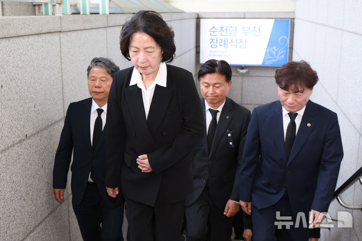 [부천=뉴시스] 황준선 기자 = 추미애 경기도지사가 17일 경기 부천시 순천향대학교 병원 장례식장에 마련된 부천 도장공장 화재 사망 소방관의 빈소 조문을 마친 뒤 장례식장을 나서고 있다. 2026.10.17. hwang@newsis.com