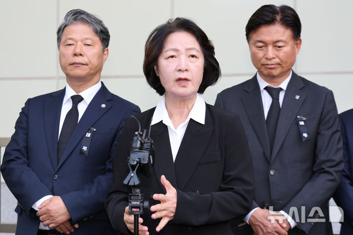 [부천=뉴시스] 황준선 기자 = 추미애 경기도지사가 17일 경기 부천시 순천향대학교 병원 장례식장에 마련된 부천 도장공장 화재 사망 소방관의 빈소 조문을 마친 뒤 취재진 질문에 답변하고 있다. 2026.10.17. hwang@newsis.com