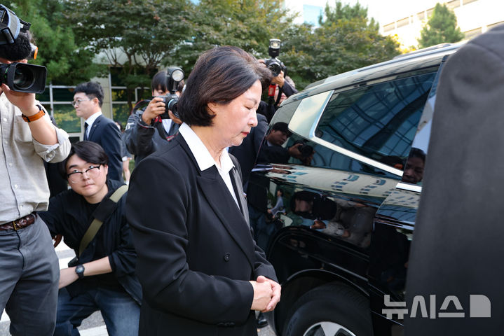 [부천=뉴시스] 황준선 기자 = 추미애 경기도지사가 17일 경기 부천시 순천향대학교 병원 장례식장에 마련된 부천 도장공장 화재 사망 소방관의 빈소 조문을 마친 뒤 장례식장을 나서고 있다. 2026.10.17. hwang@newsis.com