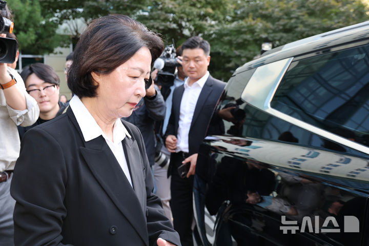 [부천=뉴시스] 황준선 기자 = 추미애 경기도지사가 17일 경기 부천시 순천향대학교 병원 장례식장에 마련된 부천 도장공장 화재 사망 소방관의 빈소 조문을 마친 뒤 장례식장을 나서고 있다. 2026.10.17. hwang@newsis.com