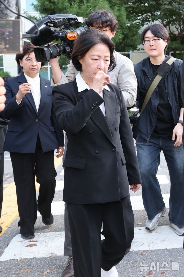 [부천=뉴시스] 황준선 기자 = 추미애 경기도지사가 17일 경기 부천시 순천향대학교 병원 장례식장에 마련된 부천 도장공장 화재 사망 소방관의 빈소 조문을 마친 뒤 장례식장을 나서고 있다. 2026.10.17. hwang@newsis.com