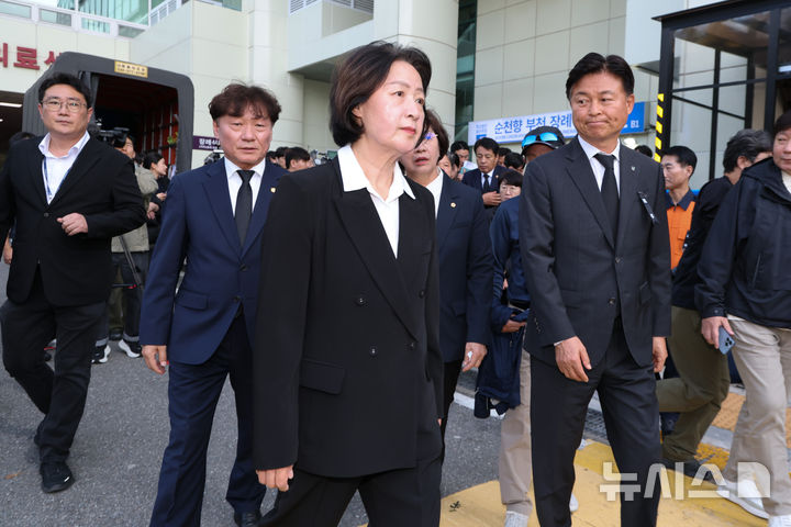 [부천=뉴시스] 황준선 기자 = 추미애 경기도지사가 17일 경기 부천시 순천향대학교 병원 장례식장에 마련된 부천 도장공장 화재 사망 소방관의 빈소 조문을 마친 뒤 장례식장을 나서고 있다. 2026.10.17. hwang@newsis.com