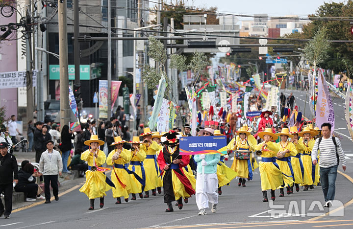 [제주=뉴시스] 우장호 기자 = 17일 오후 제주시 오라2동 보건소 인근 거리에서 제65회 탐라문화제의 하이라이트인 탐라퍼레이드가 열리고 있다. 탐라퍼레이드는 설문대할망과 신화 캐릭터를 형상화한 상징 조형물, 참가팀들의 다양한 퍼포먼스가 어우러져 탐라의 역사성과 제주 고유의 정체성을 표현한다. 2026.10.17. woo1223@newsis.com