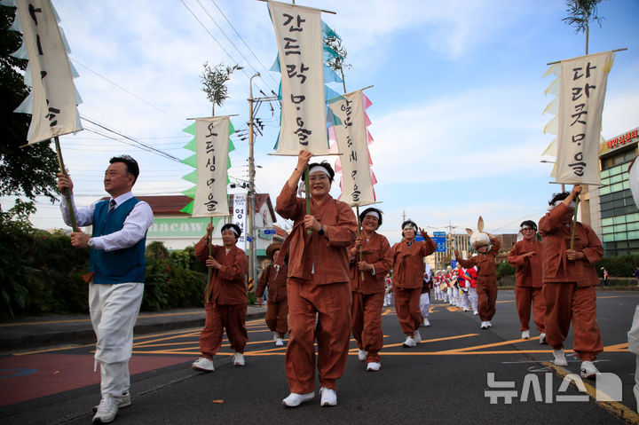 [제주=뉴시스] 우장호 기자 = 17일 오후 제주시 오라2동 보건소 인근 거리에서 제65회 탐라문화제의 하이라이트인 탐라퍼레이드가 열리고 있다. 탐라퍼레이드는 설문대할망과 신화 캐릭터를 형상화한 상징 조형물, 참가팀들의 다양한 퍼포먼스가 어우러져 탐라의 역사성과 제주 고유의 정체성을 표현한다. 2026.10.17. woo1223@newsis.com