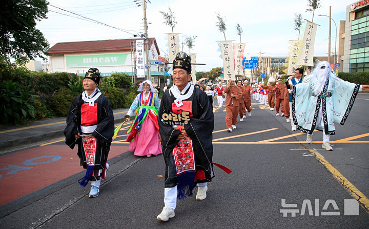[제주=뉴시스] 우장호 기자 = 17일 오후 제주시 오라2동 보건소 인근 거리에서 제65회 탐라문화제의 하이라이트인 탐라퍼레이드가 열리고 있다. 탐라퍼레이드는 설문대할망과 신화 캐릭터를 형상화한 상징 조형물, 참가팀들의 다양한 퍼포먼스가 어우러져 탐라의 역사성과 제주 고유의 정체성을 표현한다. 2026.10.17. woo1223@newsis.com