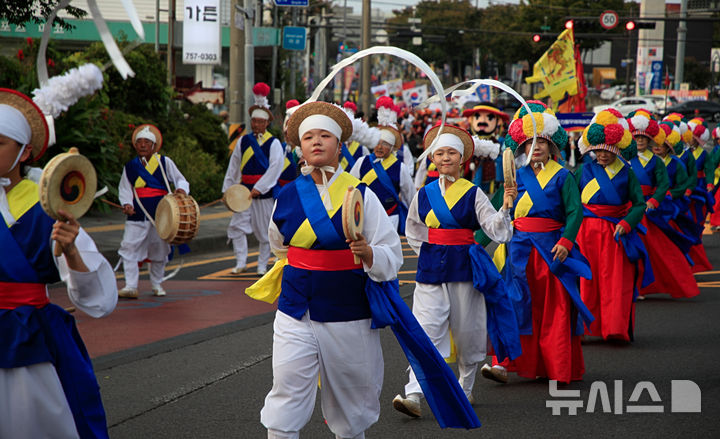 [제주=뉴시스] 우장호 기자 = 17일 오후 제주시 오라2동 보건소 인근 거리에서 제65회 탐라문화제의 하이라이트인 탐라퍼레이드가 열리고 있다. 탐라퍼레이드는 설문대할망과 신화 캐릭터를 형상화한 상징 조형물, 참가팀들의 다양한 퍼포먼스가 어우러져 탐라의 역사성과 제주 고유의 정체성을 표현한다. 2026.10.17. woo1223@newsis.com