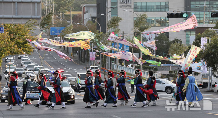 [제주=뉴시스] 우장호 기자 = 17일 오후 제주시 오라2동 보건소 인근 거리에서 제65회 탐라문화제의 하이라이트인 탐라퍼레이드가 열리고 있다. 탐라퍼레이드는 설문대할망과 신화 캐릭터를 형상화한 상징 조형물, 참가팀들의 다양한 퍼포먼스가 어우러져 탐라의 역사성과 제주 고유의 정체성을 표현한다. 2026.10.17. woo1223@newsis.com