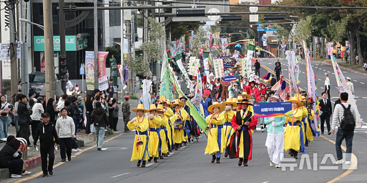 [제주=뉴시스] 우장호 기자 = 17일 오후 제주시 오라2동 보건소 인근 거리에서 제65회 탐라문화제의 하이라이트인 탐라퍼레이드가 열리고 있다. 탐라퍼레이드는 설문대할망과 신화 캐릭터를 형상화한 상징 조형물, 참가팀들의 다양한 퍼포먼스가 어우러져 탐라의 역사성과 제주 고유의 정체성을 표현한다. 2026.10.17. woo1223@newsis.com