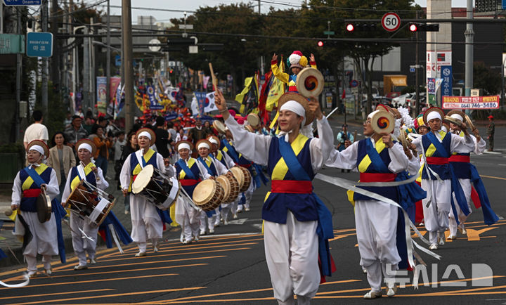 [제주=뉴시스] 우장호 기자 = 17일 오후 제주시 오라2동 보건소 인근 거리에서 제65회 탐라문화제의 하이라이트인 탐라퍼레이드가 열리고 있다. 탐라퍼레이드는 설문대할망과 신화 캐릭터를 형상화한 상징 조형물, 참가팀들의 다양한 퍼포먼스가 어우러져 탐라의 역사성과 제주 고유의 정체성을 표현한다. 2026.10.17. woo1223@newsis.com