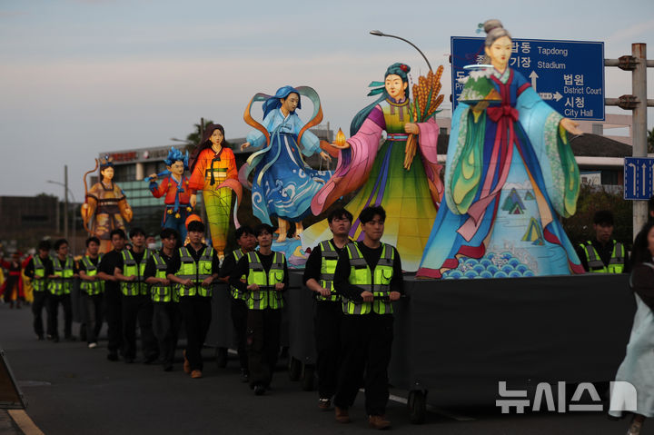 [제주=뉴시스] 우장호 기자 = 17일 오후 제주시 오라2동 보건소 인근 거리에서 제65회 탐라문화제의 하이라이트인 탐라퍼레이드가 열리고 있다. 탐라퍼레이드는 설문대할망과 신화 캐릭터를 형상화한 상징 조형물, 참가팀들의 다양한 퍼포먼스가 어우러져 탐라의 역사성과 제주 고유의 정체성을 표현한다. 2026.10.17. woo1223@newsis.com