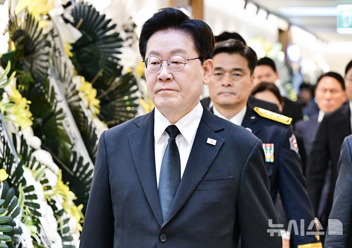 [부천=뉴시스] 조성봉 기자 = 이재명 대통령이 17일 경기 부천시 순천향대학교 병원 장례식장에 마련된 부천 공장 화재 순직 소방관의 빈소에 조문하기 위해 들어서고 있다. (청와대통신사진기자단) 2026.10.17. suncho21@newsis.com