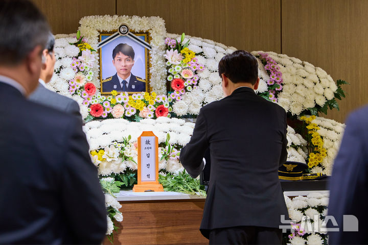 [부천=뉴시스] 조성봉 기자 = 이재명 대통령이 17일 경기도 부천 공장 화재 현장에서 순직한 고 김진석 소방위의 빈소를 찾아 조문하고 있다. (사진=청와대 제공) 2026.10.17. photo@newsis.com *재판매 및 DB 금지