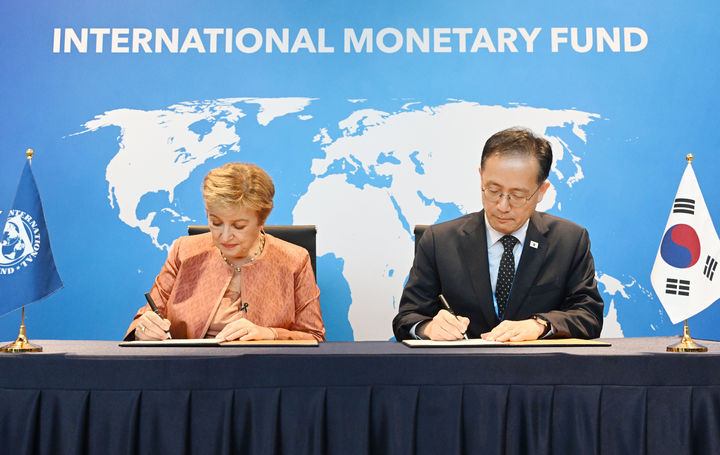 [서울=뉴시스] 황준선 기자 = 국제통화기금(IMF)/세계은행(WB) 연차총회 및 주요 20개국(G20) 재무장관.중앙은행 총재 회의, 주요 7개국(G7) 재무장관.중앙은행 총재 회의 참석차 태국 방콕을 방문중인 이형일 부총리 겸 재정경제부 장관이 지난 17일(현지시간) 퀸시리낏 컨벤션센터(QSNCC)에서 크리스탈리나 게오르기에바 국제통화기금(IMF) 총재와 글로벌 AI허브 및 역량개발 파트너쉽 지속 의향서에 서명 하고 있다. (사진=재경부 제공) 2026.10.18. photo@newsis.com *재판매 및 DB 금지