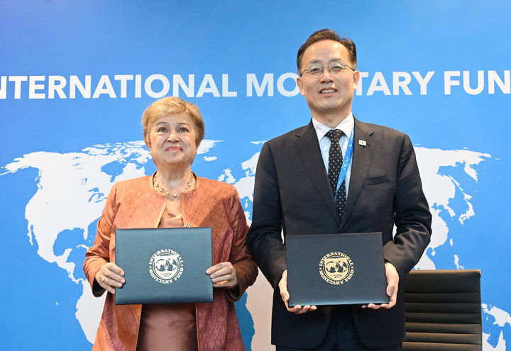 [서울=뉴시스] 황준선 기자 = 국제통화기금(IMF)/세계은행(WB) 연차총회 및 주요 20개국(G20) 재무장관.중앙은행 총재 회의, 주요 7개국(G7) 재무장관.중앙은행 총재 회의 참석차 태국 방콕을 방문중인 이형일 부총리 겸 재정경제부 장관이 지난 17일(현지시간) 퀸시리낏 컨벤션센터(QSNCC)에서 크리스탈리나 게오르기에바 국제통화기금(IMF) 총재와 글로벌 AI허브 및 역량개발 파트너쉽 지속 의향서에 서명 후 기념촬영 하고 있다. (사진=재경부 제공) 2026.10.18. photo@newsis.com *재판매 및 DB 금지
