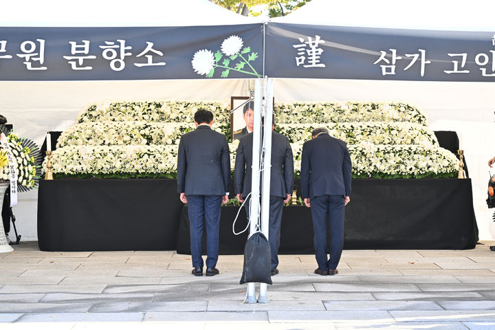 [세종=뉴시스] 17일 오후 세종시 세종중앙공원 도시축제마당에 마련된 故 김진석 소방위 분향소에서 조문객들이 영정 앞에 고개를 숙이며 애도의 뜻을 표하고 있다. (사진=소방청 제공) 2026.10.17. photo@newsis.com *재판매 및 DB 금지