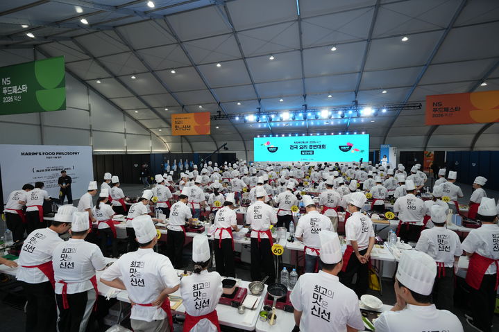 16일 ‘NS푸드페스타 2026 익산’ 전국요리경연대회 일반 부문에 참가한 요리사들이 경연을 펼치고 있다.(사진=NS홈쇼핑 제공) *재판매 및 DB 금지