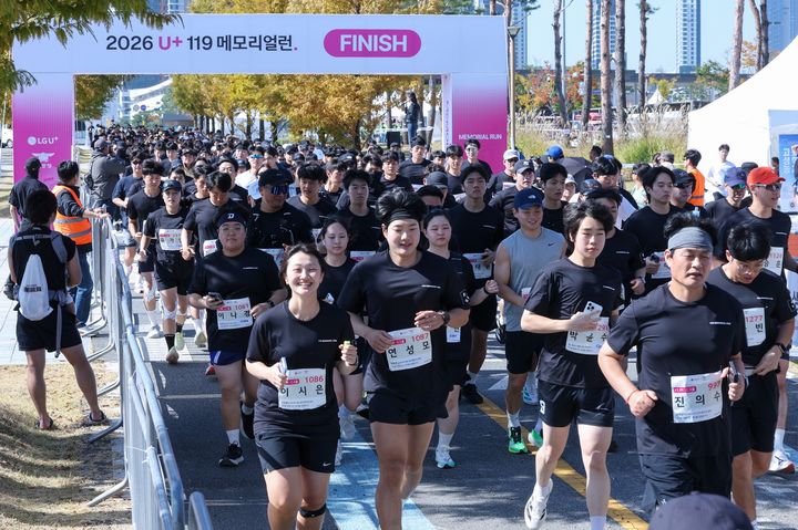 [서울=뉴시스] LG유플러스는 소방청과 함께 지난 17일 세종중앙공원과 국립세종수목원 일대에서 'U+119 메모리얼런 2026'을 열었다고 18일 밝혔다. U+119 메모리얼런 2026 참가자들이 출발선을 지나 달리기를 시작하는 모습. 2026.10.18. (사진=LG유플러스 제공) *재판매 및 DB 금지