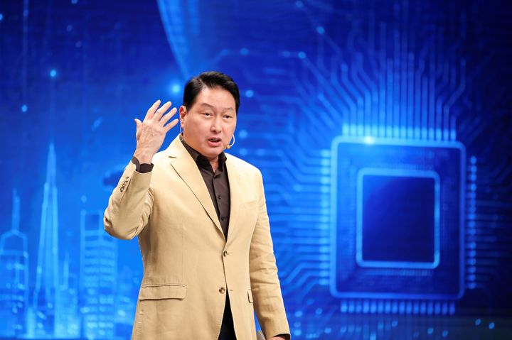 [서울=뉴시스] 최태원 SK그룹 회장이 EBS '위대한 수업, 그레이트 마인즈'에서 청년들을 대상으로 강연하고 있다. (사진=EBS 제공) 2026.10.18. photo@newsis.com *재판매 및 DB 금지