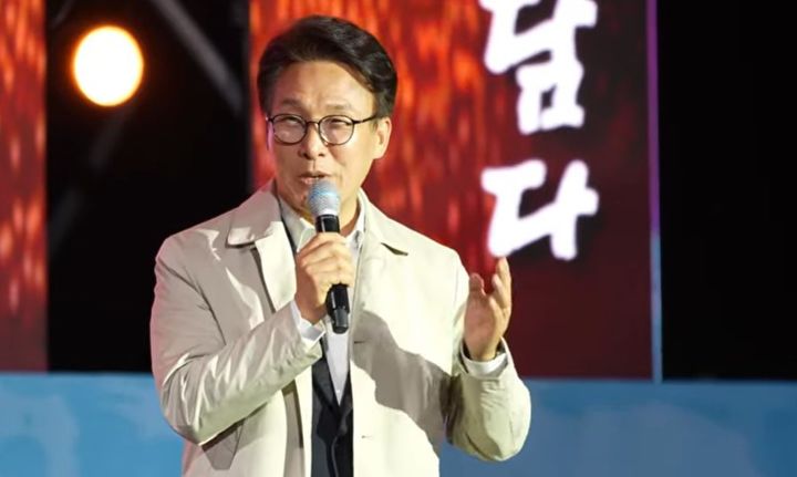 [서울=뉴시스]김민석 더불어민주당 대표가 15일 전북 순창에서 열린 순창장류축제 개막공연 무대 중간에 올라 발언하고 있다. (사진=유튜브 '신호등TV' 캡처) 2026.10.18