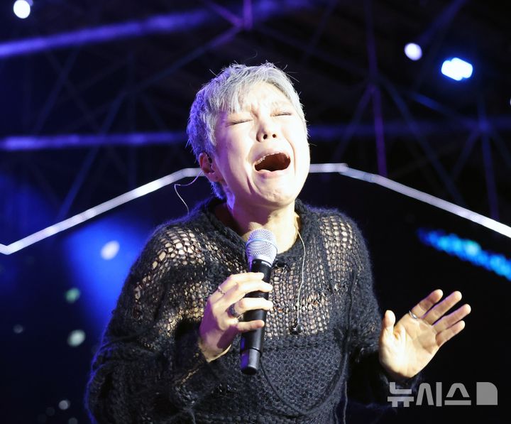 [칠곡=뉴시스] 박홍식 기자 = 17일 오후 경북 칠곡군 칠곡보 생태공원에서 열린 '제13회 칠곡낙동강평화축제' 부대 행사인 '평화 뮤직 페스티벌'에서 가수 이은미가 열창하고 있다. 2026.10.18 phs6431@newsis.com