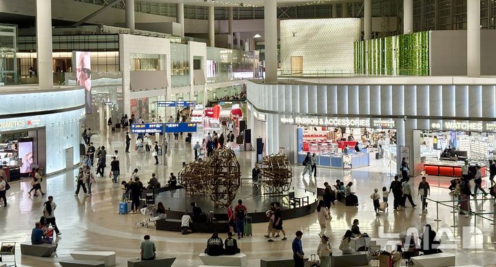 [서울=뉴시스] 권민지 기자 = 3일 인천국제공항 제2여객터미널 면세점이 내·외국인 관광객들로 붐비고 있다. 2026.10.03. ming@newsis.com